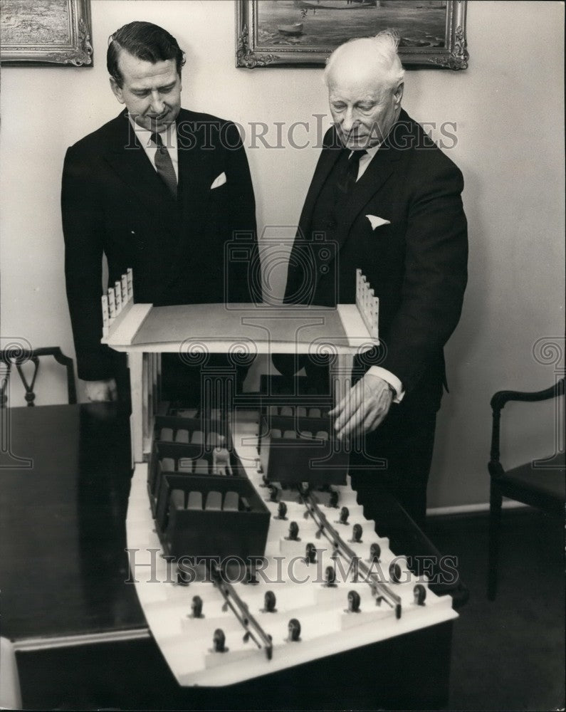 Press Photo Mr.C.W.Glover &amp; Mr. Peter Walker with Model of Passenveyor - Historic Images