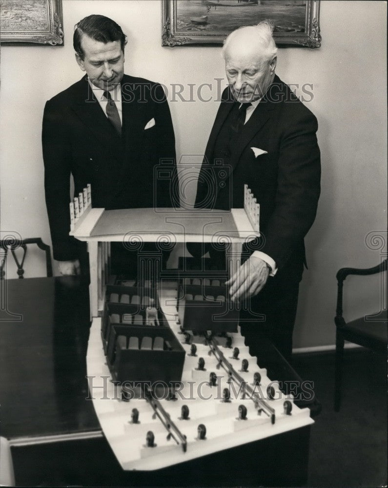 Press Photo Mr.C.W.Glover & Mr. Peter Walker with Model of Passenveyor - Historic Images