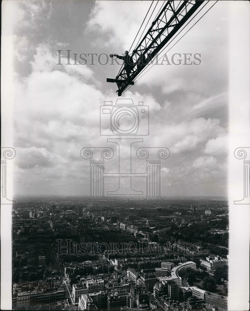 Press Photo Jimmy Wheelan at work on crane 635 ft in the air - Historic Images