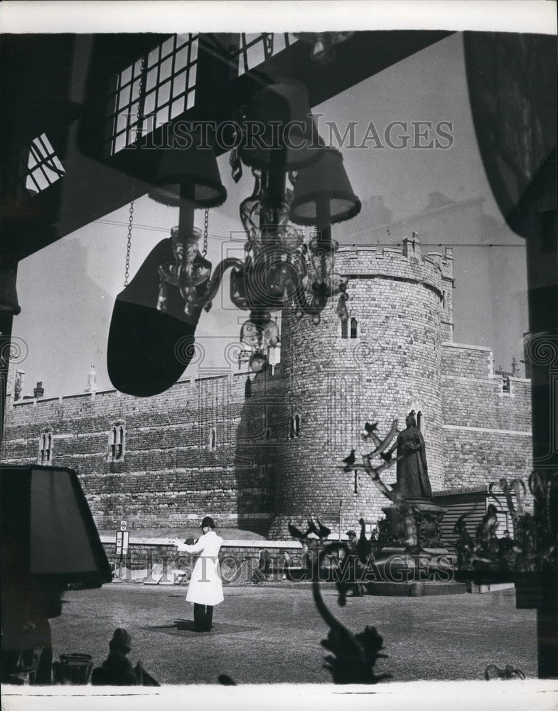 Press Photo An Unusual View Of Windsor Castle And The Statue Of Queen Victoria - Historic Images