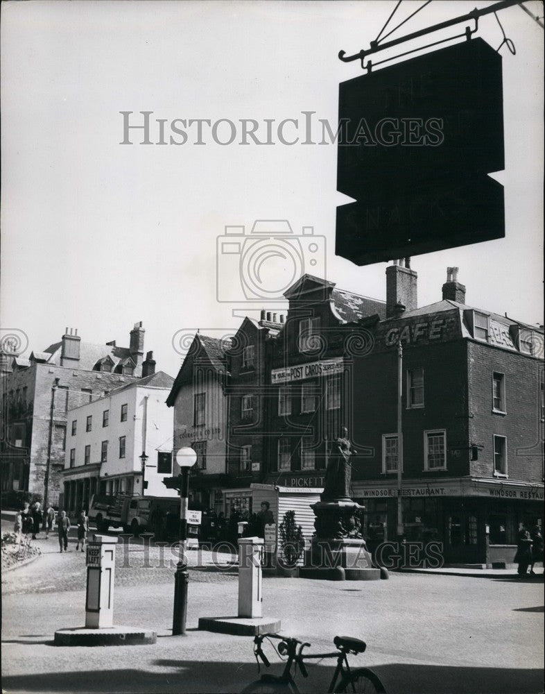 Press Photo The Famous Statue Of Queen Victoria In Windsor - Historic Images