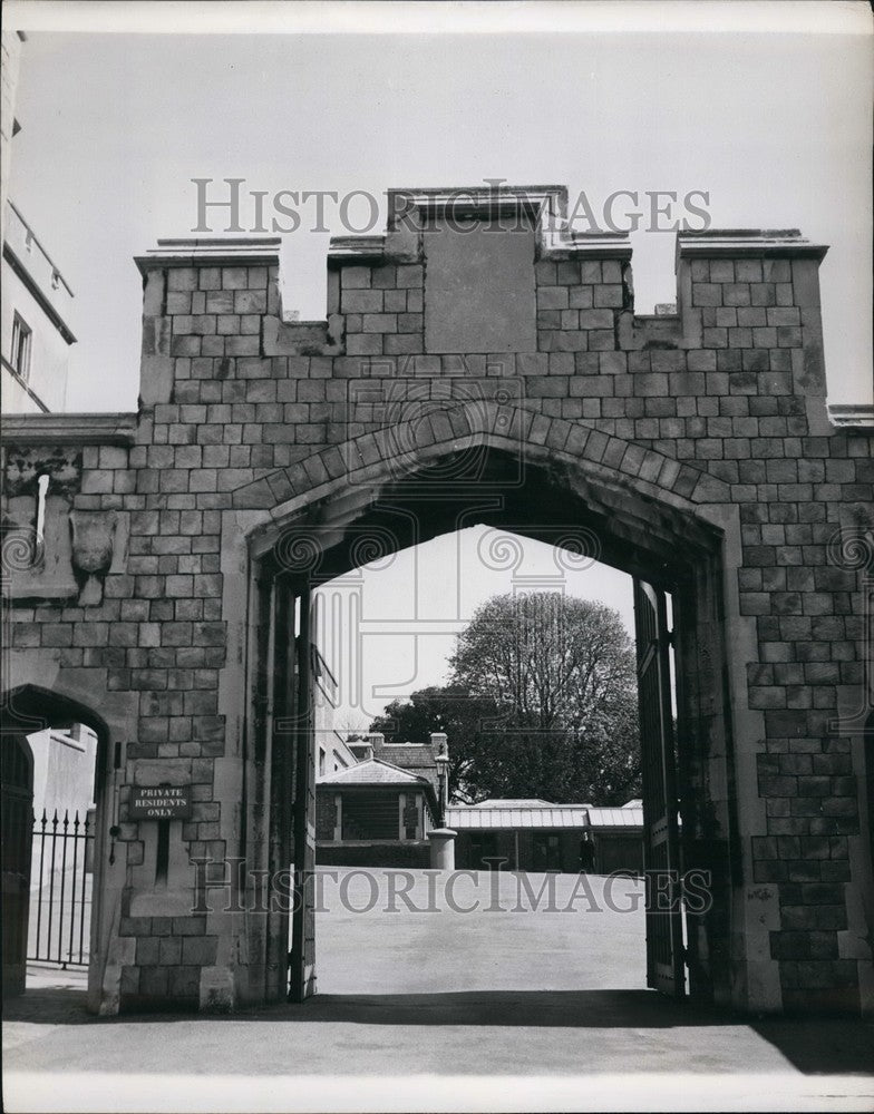 Press Photo Entrance To The Royal Mews Of Windsor Castle - KSB54629-Historic Images