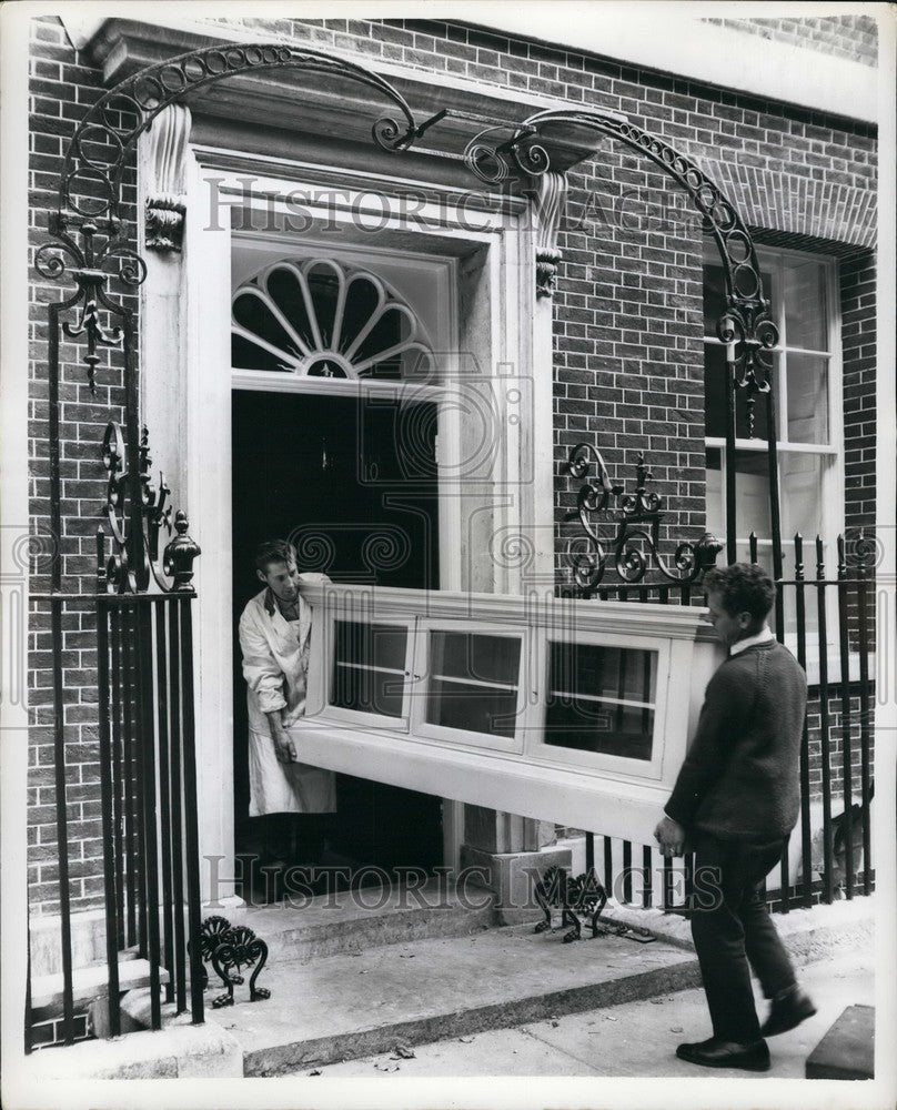 1963 Press Photo Macmillan&#39;s Furniture Being Carried Into No. 10 Downing Street-Historic Images