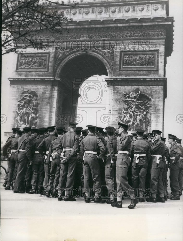 Press Photo English Soldiers Sightseeing In Paris At The Arc - KSB54669 - Historic Images