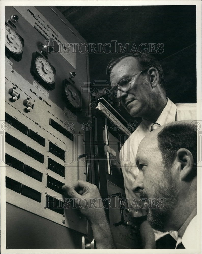 1980 Press Photo General Electric Reseach and Development Dr. Leonard W. Niedra - Historic Images