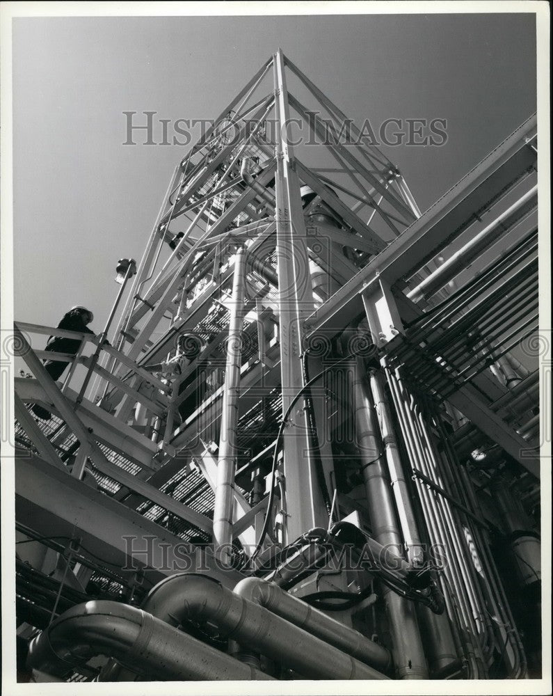 1980 Press Photo sand size "tags' being examined by a technician - KSB54803 - Historic Images