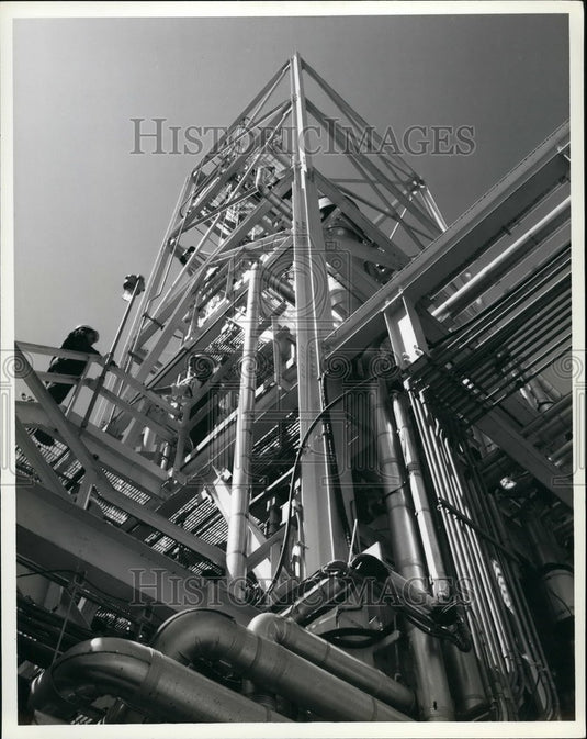 1980 Press Photo sand size "tags' being examined by a technician - KSB54803 - Historic Images