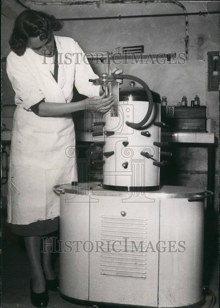 1953 Press Photo An apparatus for converting liquid blood into powder - Historic Images