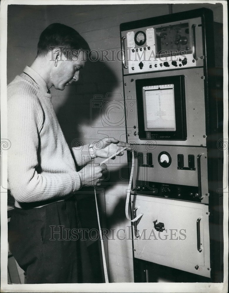 Press Photo Professor Martin Ryle Analyzing Data for how universe bega ...