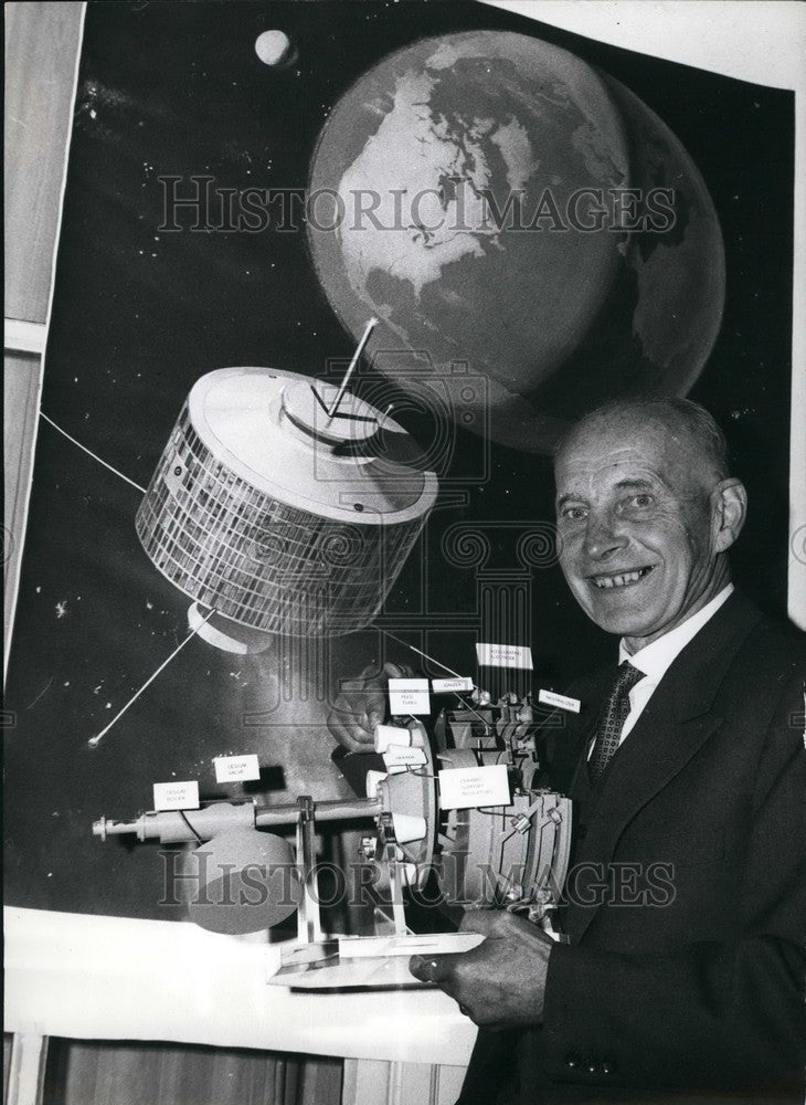 1962 Press Photo The ion engine model &amp; Wolfgang Von Gronau - KSB55019-Historic Images