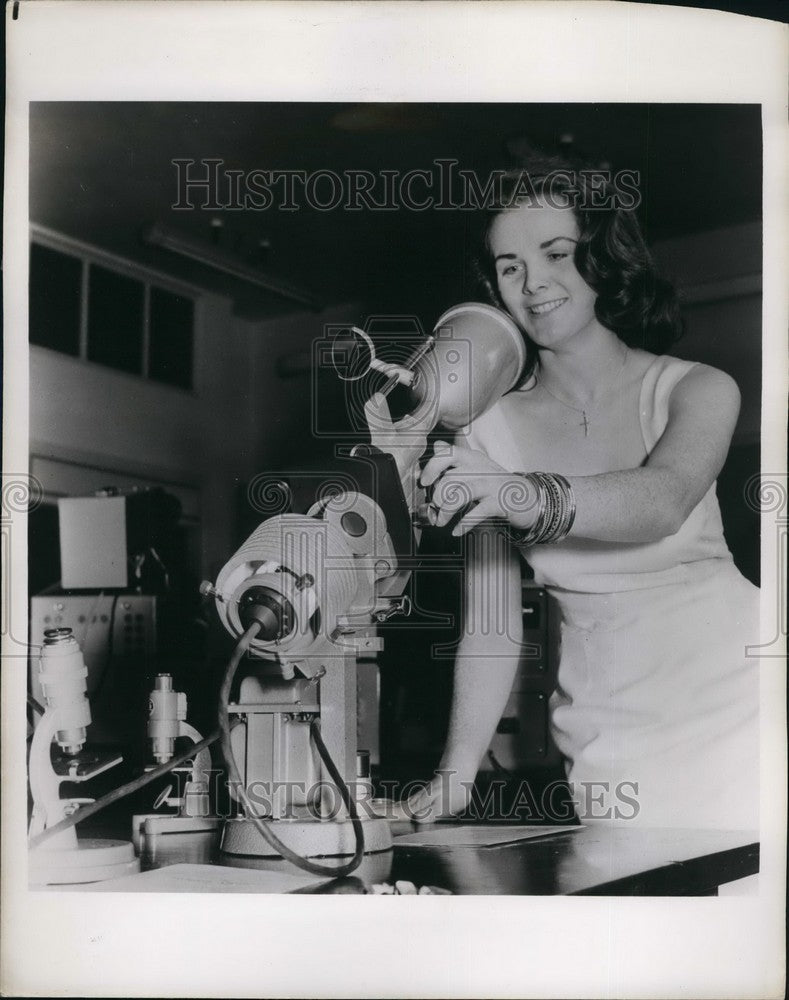 1960 Press Photo London University's Bernadette Heakin with Microscope - Historic Images