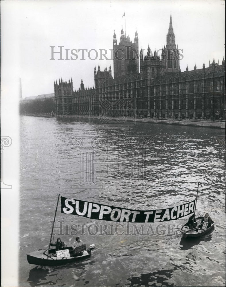 1970 Teachers Take To The Thames to Protest - Historic Images