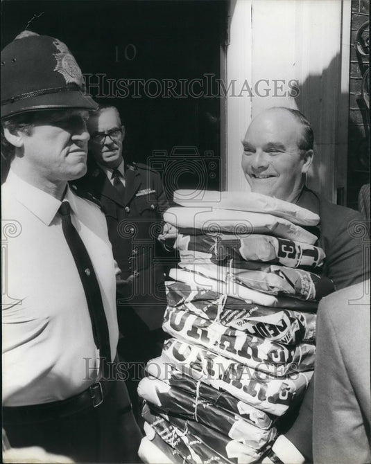 1981 Press Photo 'Peoples March For Jobs' Petition - KSB55139 - Historic Images