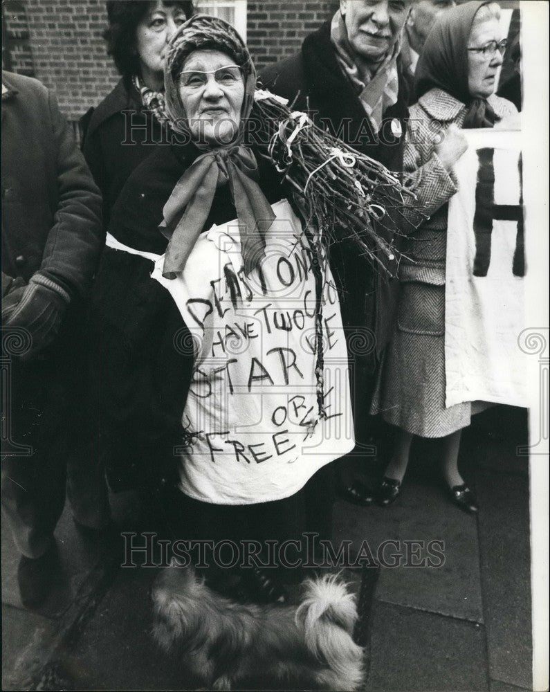 1980 Press Photo Old Age Pensioners Hold Demonstration Outside Mrs Thatcher Hous - Historic Images