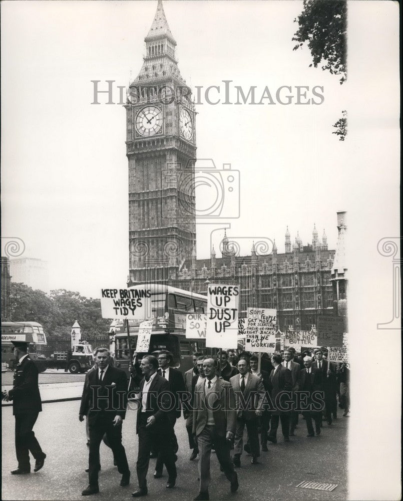 1969 Press Photo Striking Dustmen march to Caxton Hall - KSB55171 - Historic Images