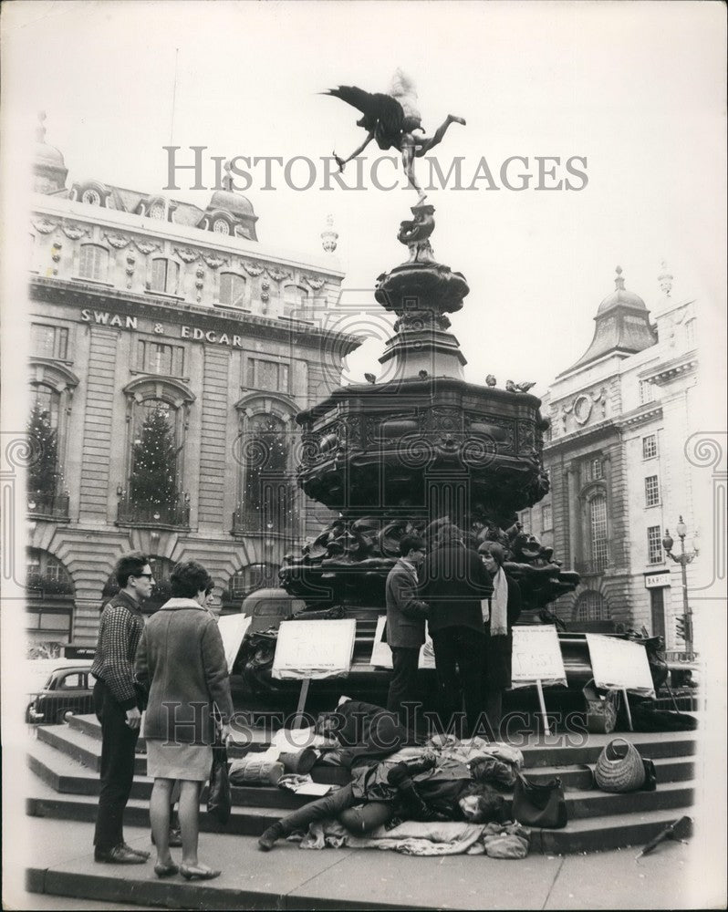 1966 Youth Against Hunger Campaign  at Piccadilly Circus - Historic Images