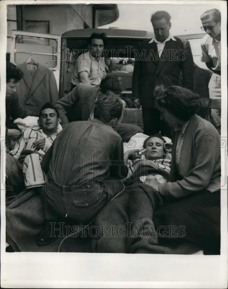 1956 Hungarian aircraft crew attacked by anti-communists - Historic Images