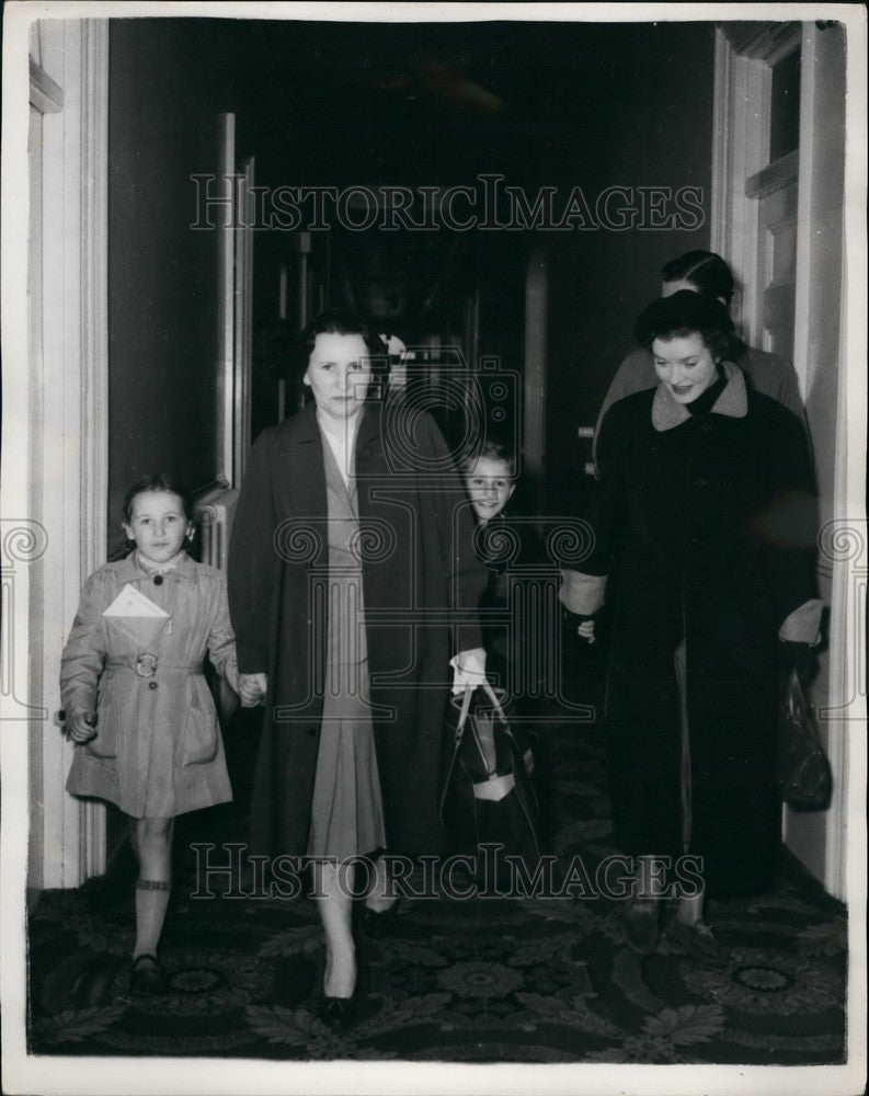 1954 Press Photo Czech Mrs. Annaliese Hartung reunited with children - KSB55357 - Historic Images