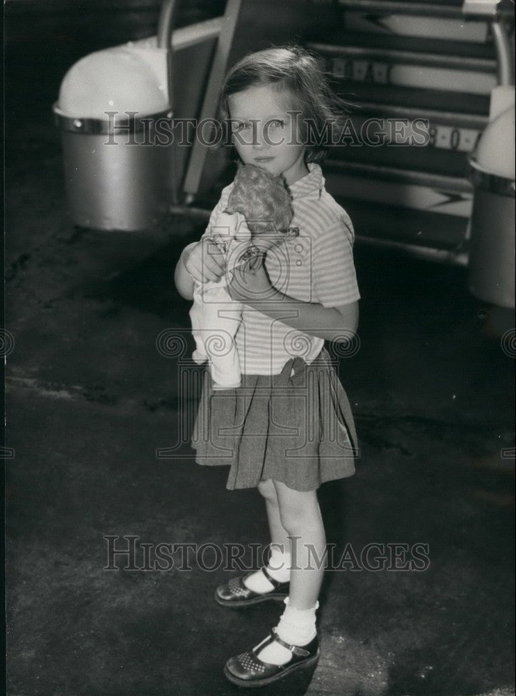 Press Photo British Evacuees Arrive From Beirut At London Airport - KSB55373 - Historic Images