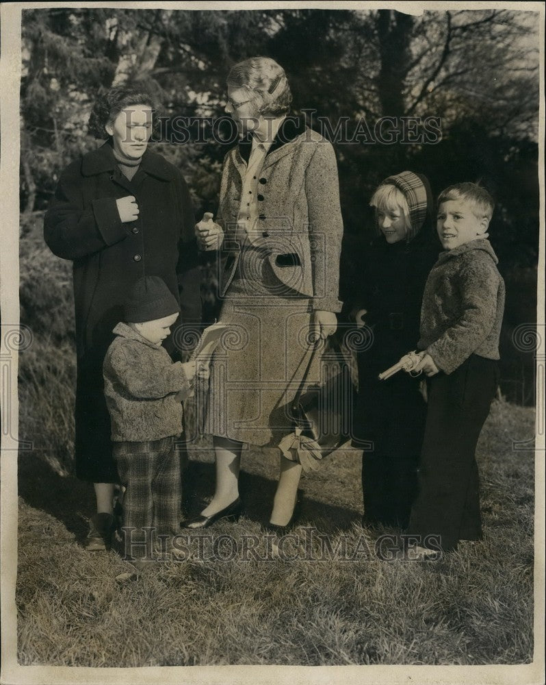 1958 Hungarian refuges families - Historic Images