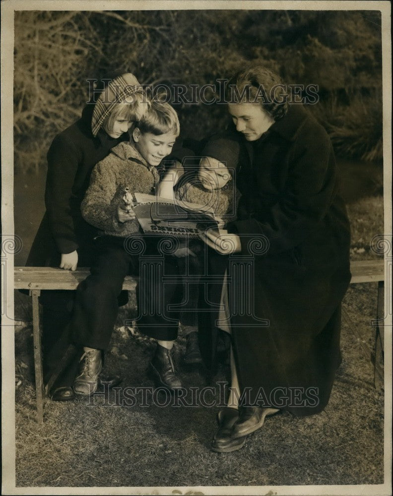 1958 Hungarian refugee families - Historic Images