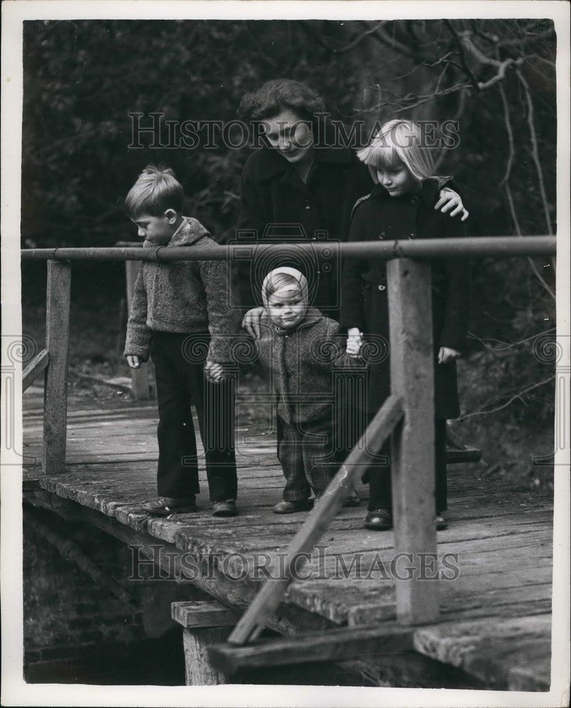 1958 Press Photo Hungarian refugees who in Britain - KSB55385-Historic Images