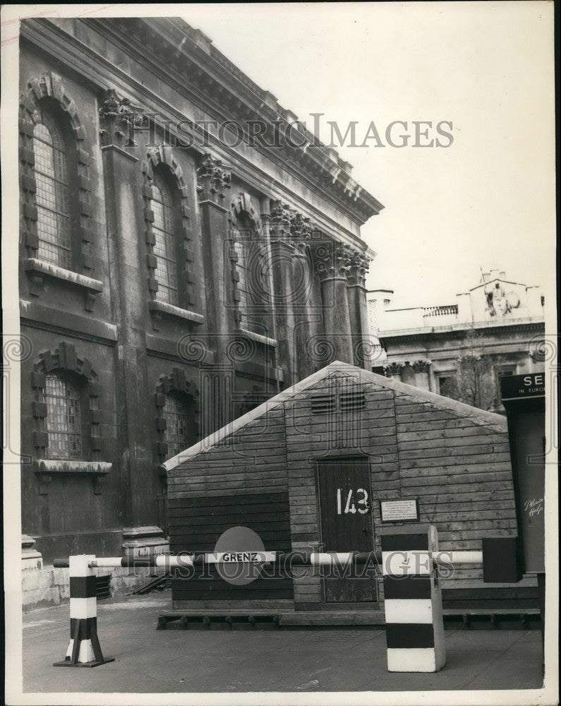 1958 A refugee hut  at St. Martin-in-the-Field, Trafalgar Square - Historic Images