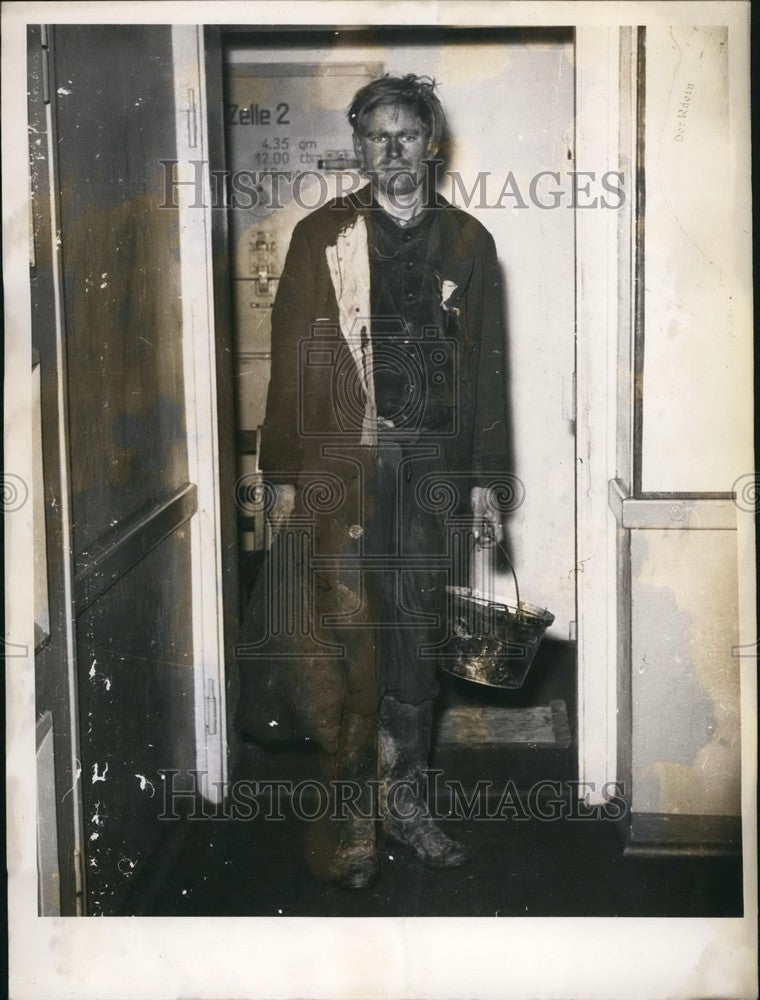 Press Photo So the police seized him - KSB55407 - Historic Images