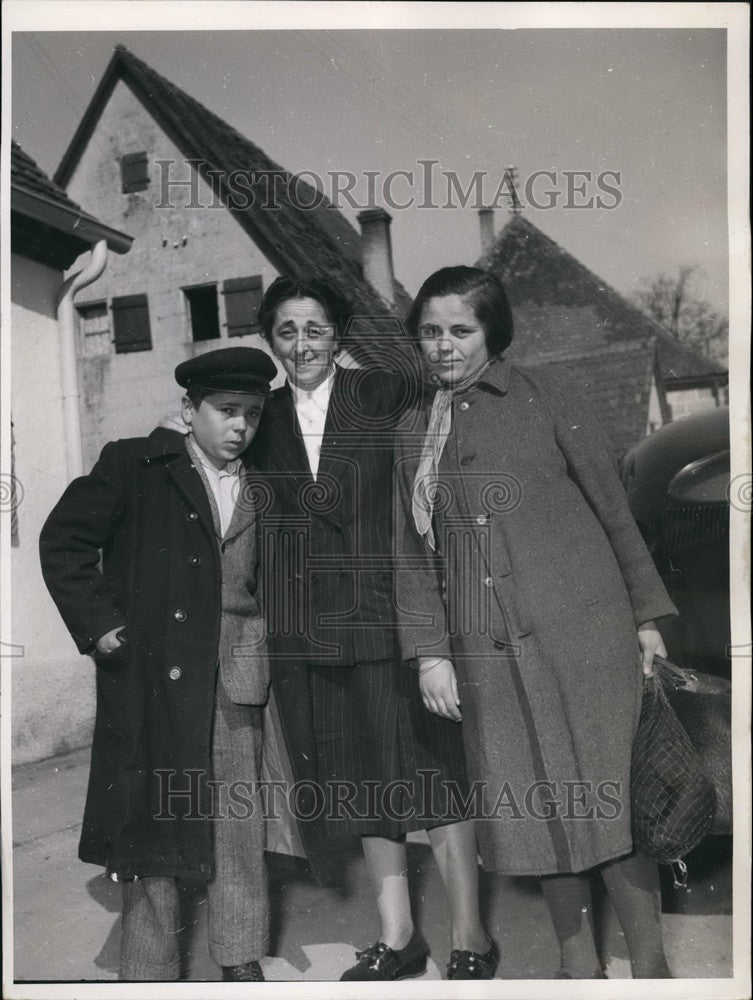 Press Photo German refugees-woman Elise Kuhn reunited with family - Historic Images