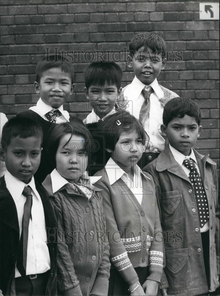 1976 Press Photo Under privileged children from Thailand arrive in London - Historic Images