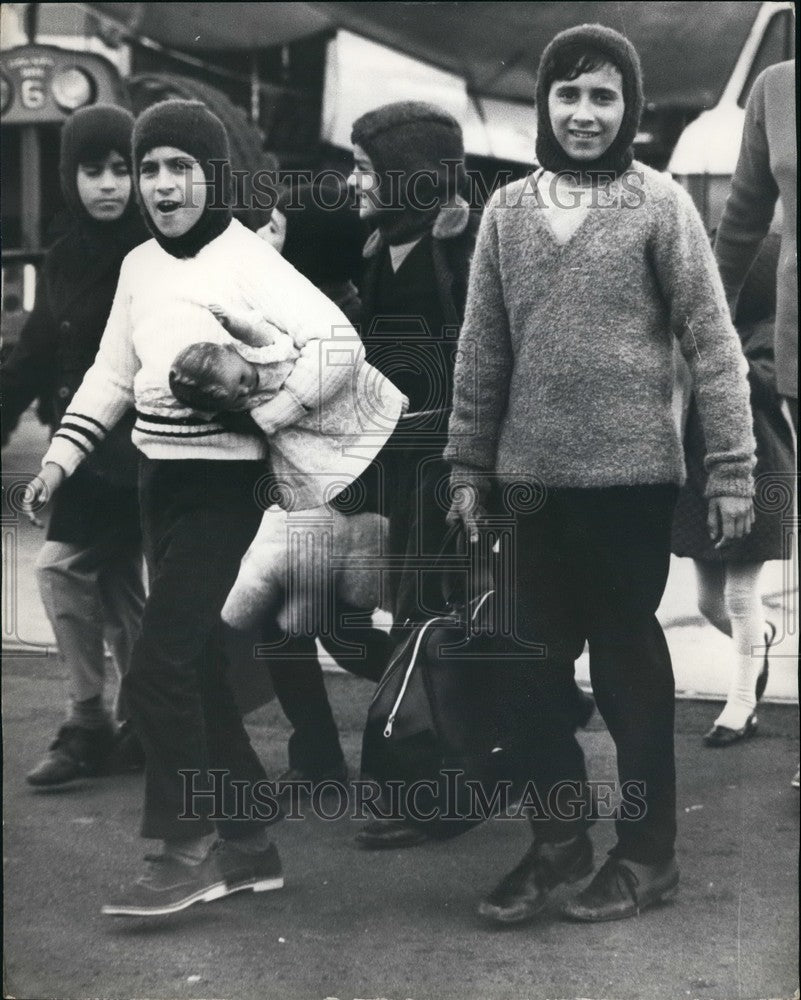 1971 Press Photo Evacuees From West Pakistan Arrive At Luton Airport - Historic Images