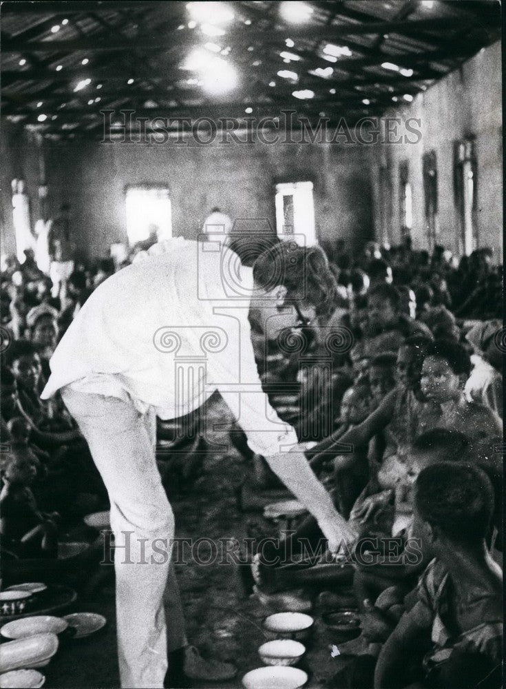 Press Photo Christopher Beane of Save The Children Fund feeding kids in Nigeria - Historic Images