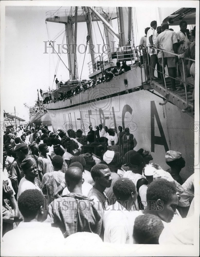 1966 western Nigerian refugees landing in Lagos - Historic Images