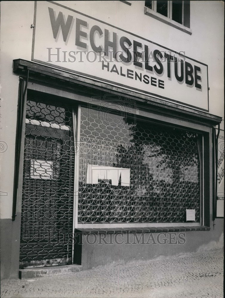 1953 Press Photo Business Closes Due to No Demand for East German Currency - Historic Images