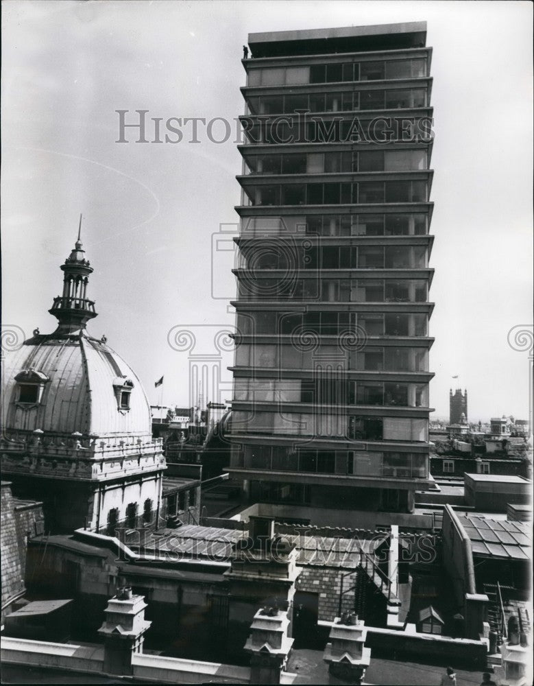 1967 Drama at New Zealand house with man and police - Historic Images