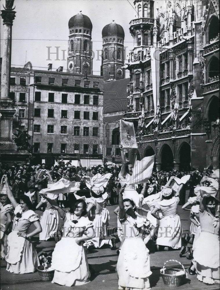 Press Photo dance of the laundries girls during October festival in Munich - Historic Images