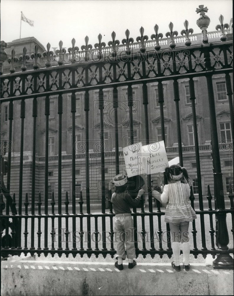 Press Photo oungsters decided to make their protest Buckingham Palace - Historic Images