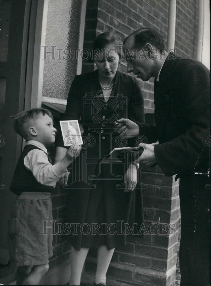 Press Photo Boy explains what lost dog looks like - KSB55623 - Historic Images