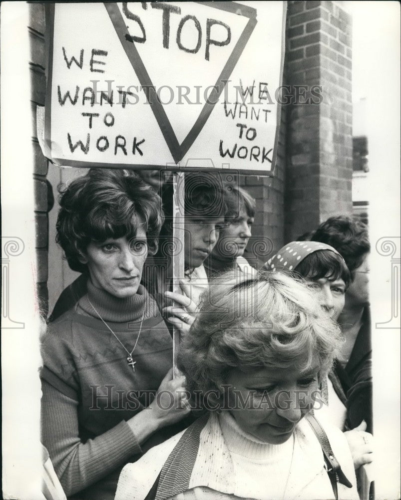1977 Press Photo 'Let Us Work' Women protest - KSB55625 - Historic Images