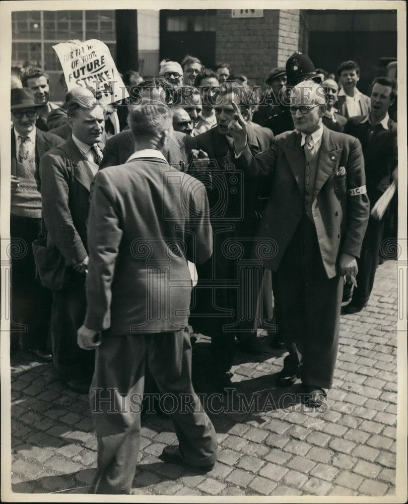 1956 Press Photo British Motor Corporation strikers at Birmingham - KSB55629 - Historic Images