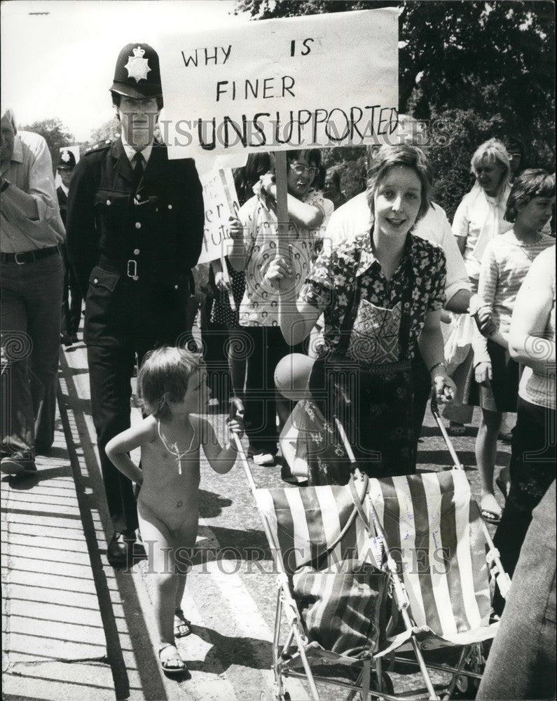 1975 Press Photo Association of One Parent families protest march - KSB55635 - Historic Images
