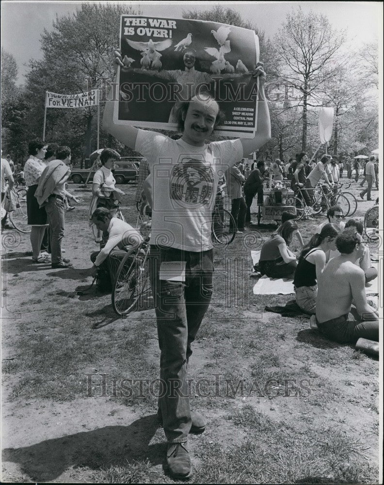 1975 Press Photo Sheep Meadow celebration of Vietnam is over - KSB55643 - Historic Images