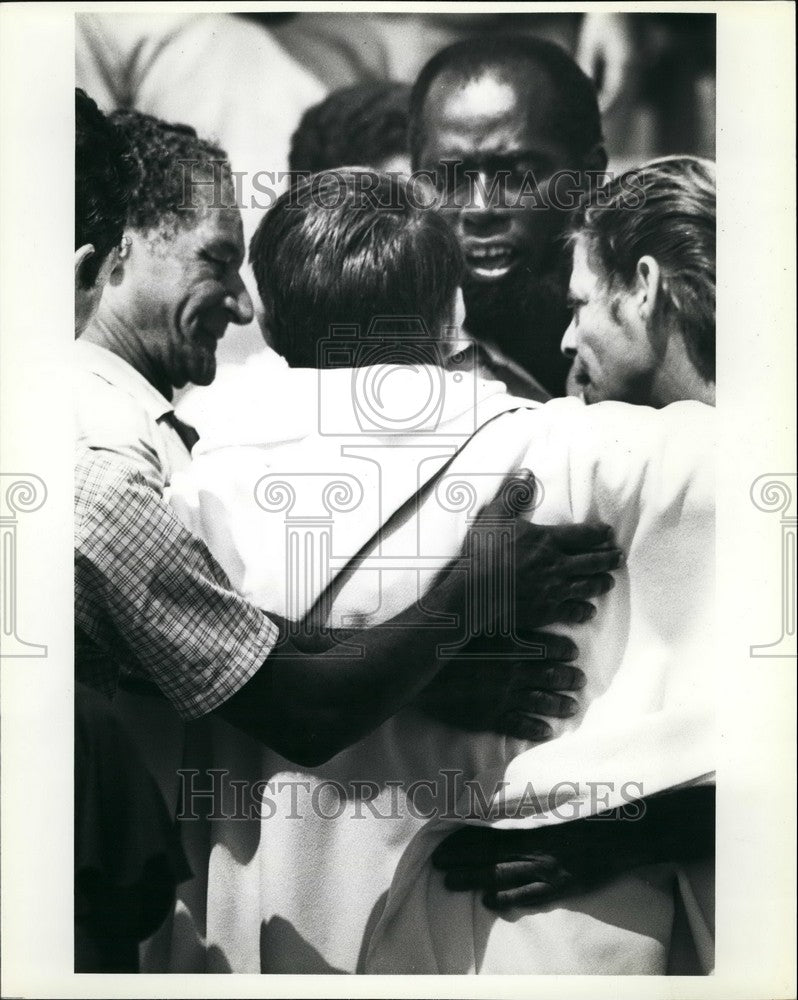 Press Photo Cuban refugee  and a priest - Historic Images