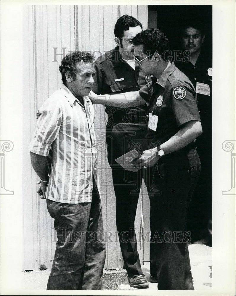 Press Photo Imigration officials  and Cuban refugees - Historic Images