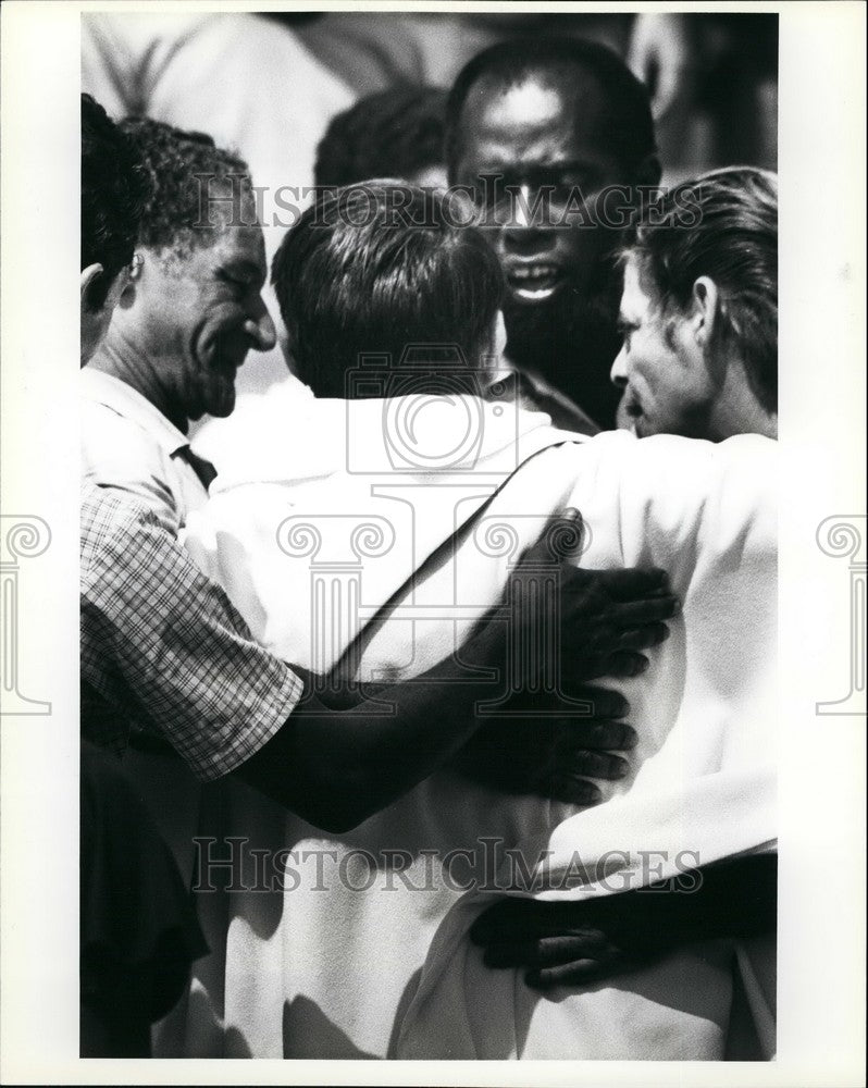 Press Photo Cuban refugees  and a priest - Historic Images