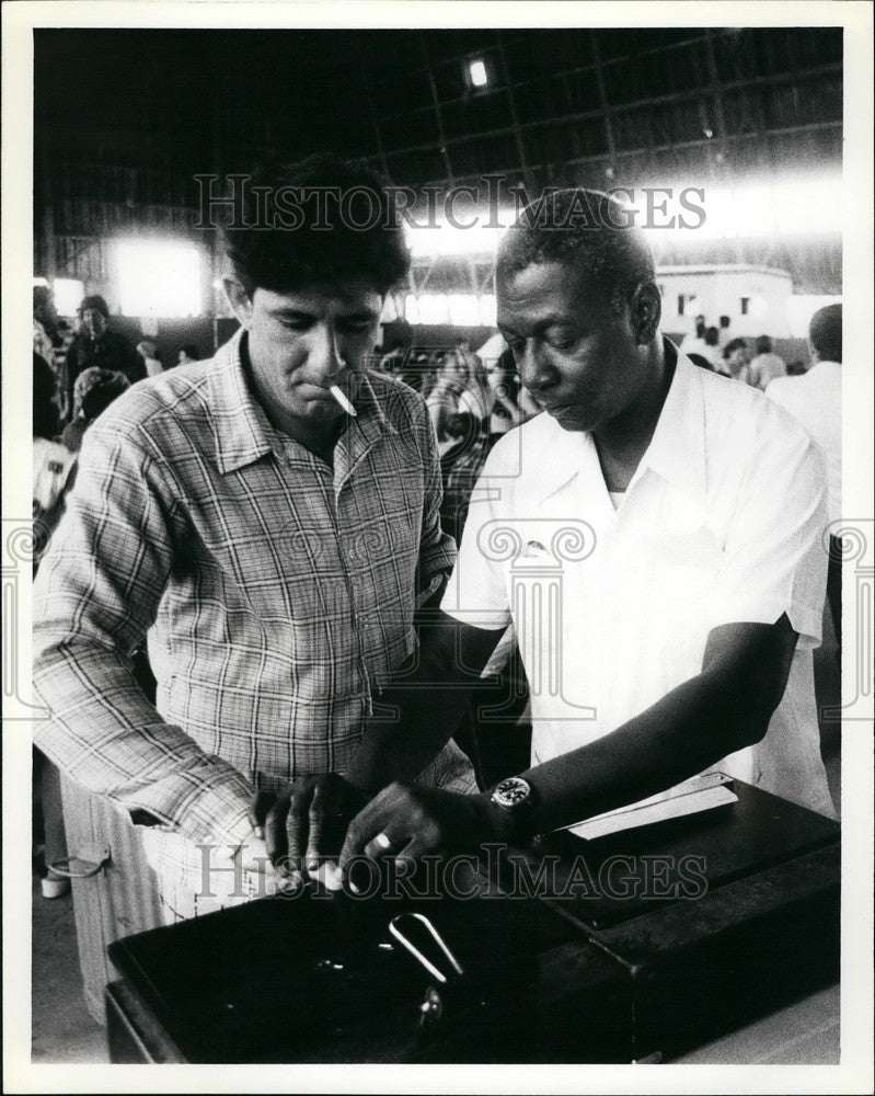 Press Photo Cuban refugees and immigration service - Historic Images