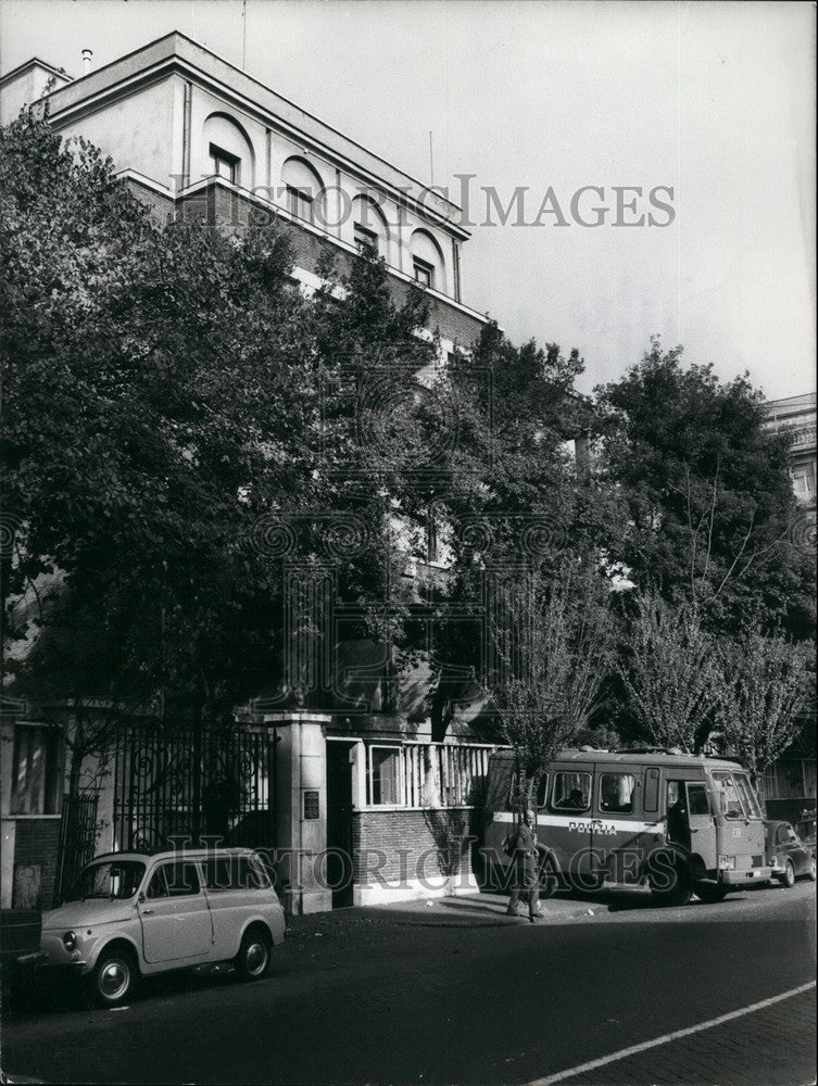 1977 Press Photo Police Guard German Embassy In Rome - Historic Images