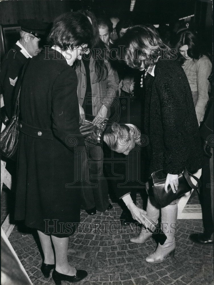 1977 metal detector  at entrances of the court of home - Historic Images