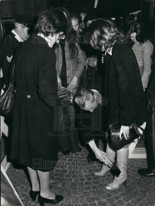 1977 metal detector  at entrances of the court of home - Historic Images