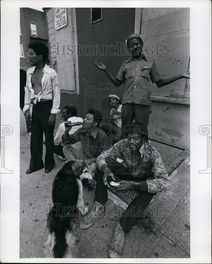 Press Photo Unemployed/New York/Alcohol/Drinking - Historic Images